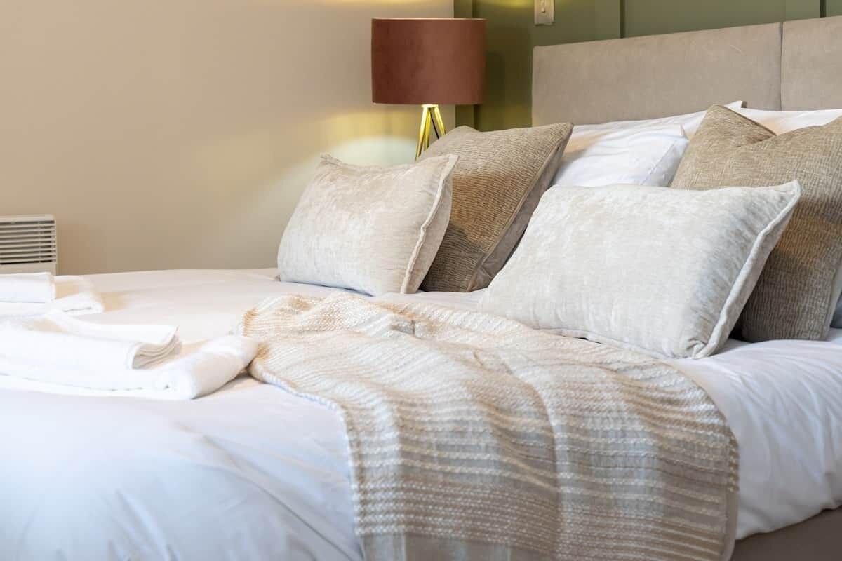 Iron/ironing board, WiFi, bed sheets
