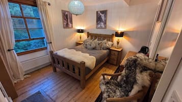 2 bedrooms, iron/ironing board, WiFi (free), bed sheets