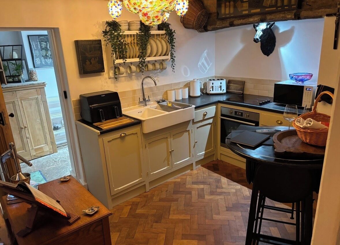 Coffee/tea maker, fridge, microwave, oven