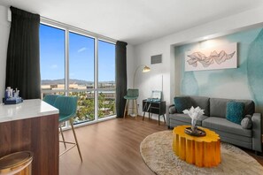 Living area - Hidden Gem! On LV Strip / Lazy River + Free Valet (Las Vegas)