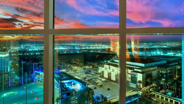Vista sulla città dall'alto di un grattacielo con cielo al tramonto.