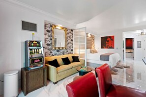 Desk, iron/ironing board, travel cot, WiFi - Vintage Vegas Studio On LV Strip/Balcony/Pools (Las Vegas)