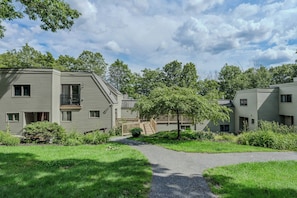 Exterior - Mountain Views, Walk to Ski Hill - Kingswood 1A (Hartford)