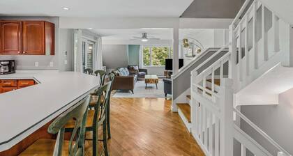 Ski-Access Townhouse with Mountain Views, Kingswood