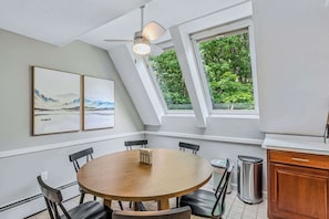 Dining - Mountain Views, Walk to Ski Hill - Kingswood 1A (Hartford)