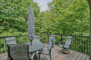 Outdoor dining - Mountain Views, Walk to Ski Hill - Kingswood 1A (Hartford)