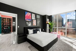 Desk, iron/ironing board, travel cot, WiFi - The Vanderpump Suite On LV Strip w/ Balcony (Las Vegas)