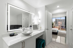 Hair dryer - The Vanderpump Suite On LV Strip w/ Balcony (Las Vegas)