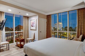 Desk, iron/ironing board, travel cot, WiFi - Best Location! MGM Signature Suite w/ Sphere View (Las Vegas)