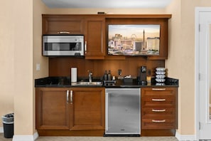 Kühlschrank, Mikrowelle, Herdplatte, Wasserkocher mit Kaffee-/Teezubehör