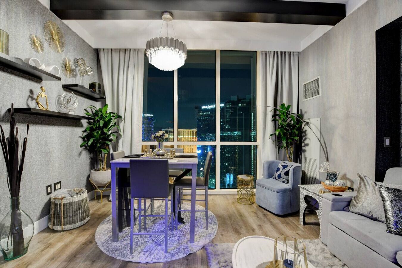 Ein modernes Wohnzimmer mit Essbereich, großen Fenstern und Blick auf die Stadt.