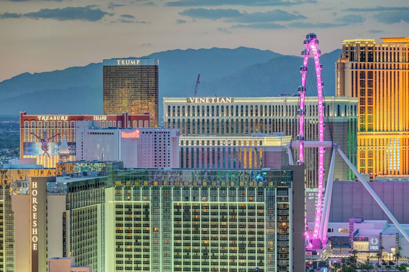 Une vue urbaine mettant en valeur des bâtiments emblématiques, notamment le Trump, le Venetian et le Treasure Island.