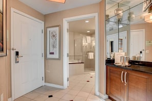 Hair dryer - High Roller Studio On LV Strip-No Resorts Fee! (Las Vegas)