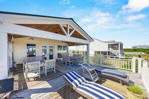 Outdoor dining - Luxury Waterfront & Oceanfront Beach Paradise (North Topsail Beach)