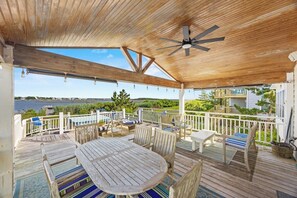 Outdoor dining - Luxury Waterfront & Oceanfront Beach Paradise (North Topsail Beach)