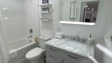 Secador de cabelo, toalhas de banho, sabonete, papel higiênico