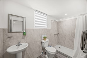 Shower, towels - Cozy Queen Studio | Near Airport & Old San Juan (San Juan)