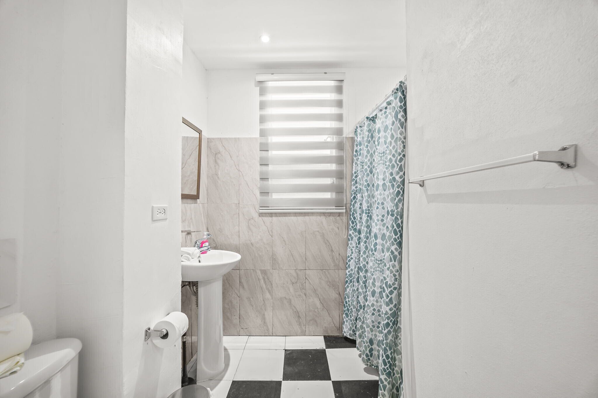 Shower, towels