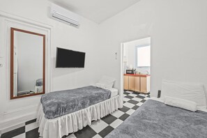 Tabla de planchar con plancha y ropa de cama 