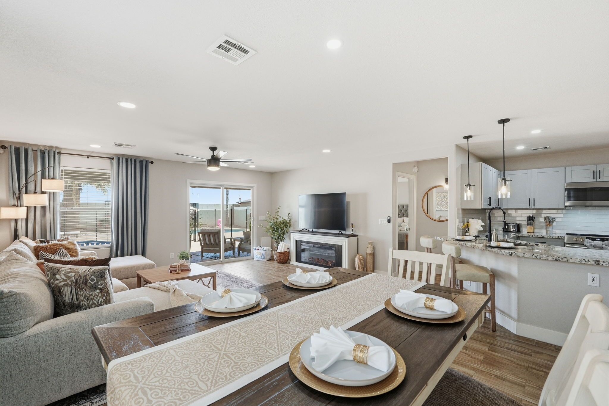 Smart TV, fireplace