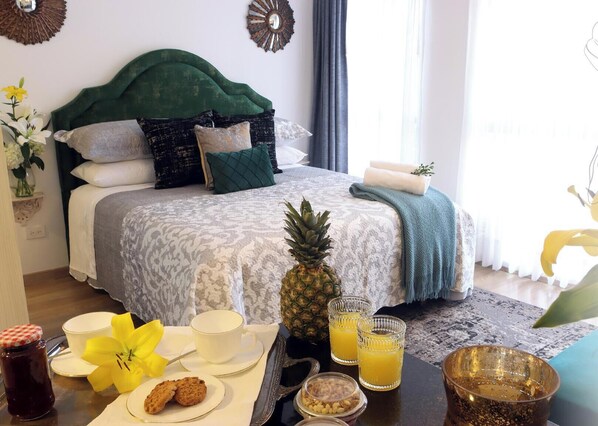 1 Schlafzimmer, Zimmersafe, Schreibtisch, Bügeleisen/Bügelbrett