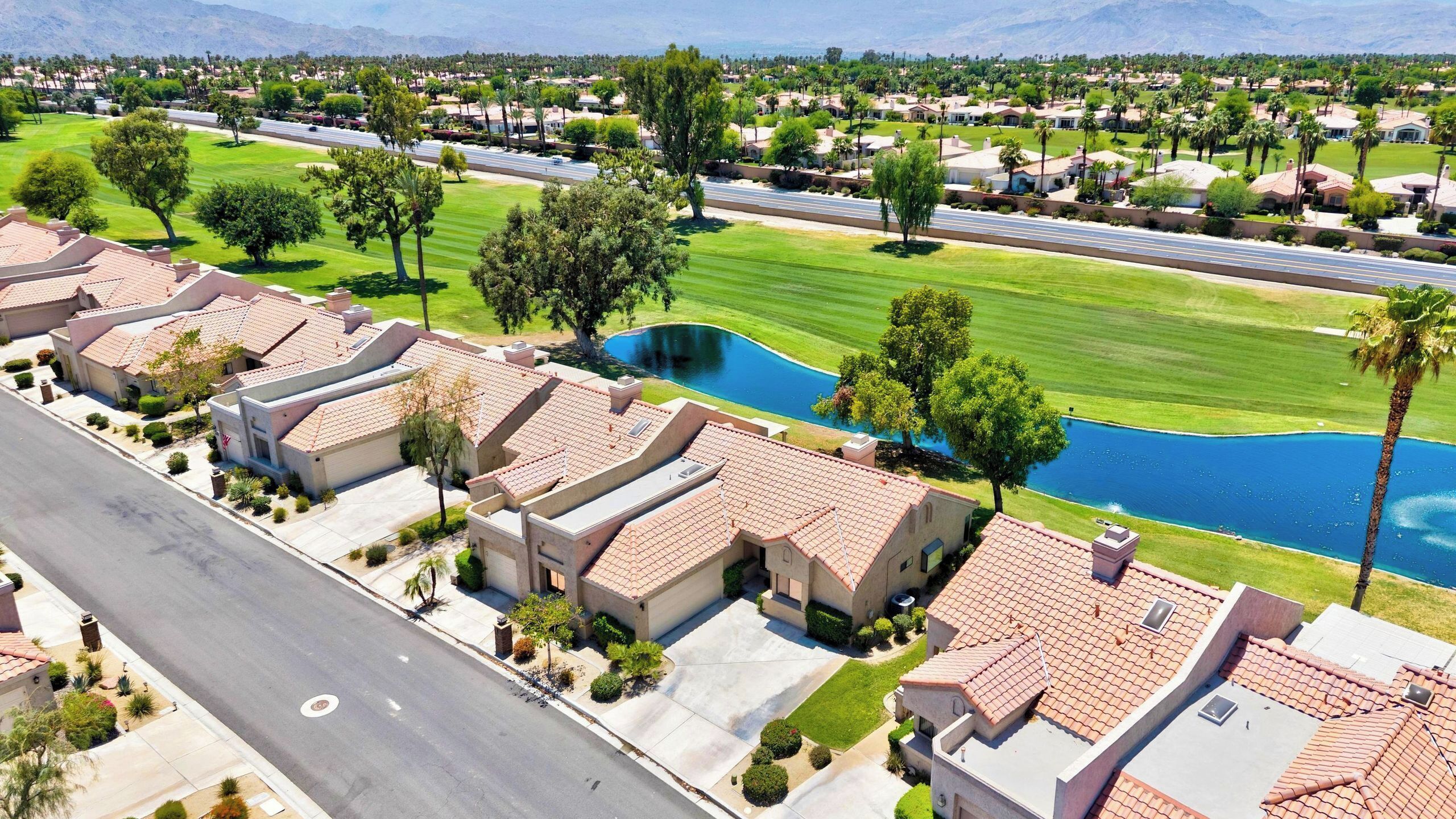 Zona residencial con casas, una calle y una piscina.