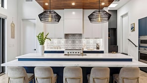 House (5 Bedrooms) | Interior