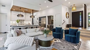 House (5 Bedrooms) | Interior