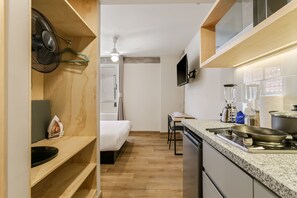 Departamento básico | Cocina privada | Microondas, parrilla de estufa, cafetera de espresso y licuadora 