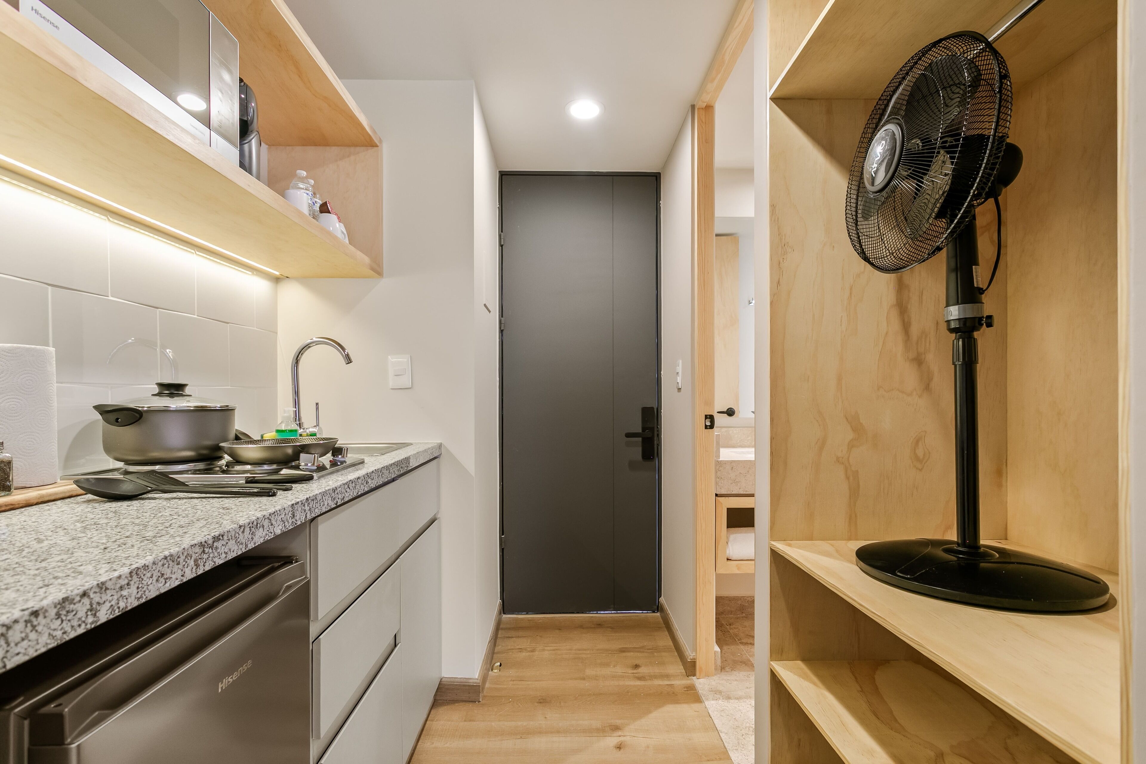 Apartament bàsic | Cuina privada | Microones, placa de cuina, cafetera exprés i liquadora 