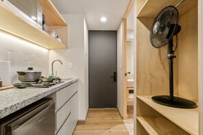 Basic-lejlighed | Privat køkken | Mikrobølgeovn, kogeplade, espressomaskine, blender