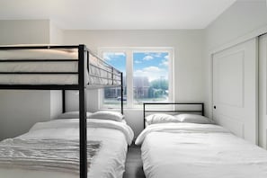 Tabla de planchar con plancha, wifi y ropa de cama 
