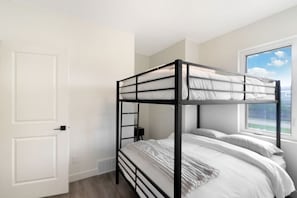 Tabla de planchar con plancha, wifi y ropa de cama 