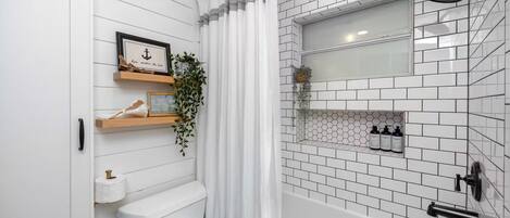 Secadora de cabello, toallas, papel de baño