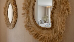Zwei Wandspiegel mit strukturierter, fransiger Rahmenoptik.
