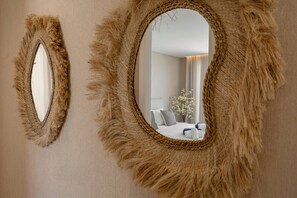 Zwei Wandspiegel mit strukturierter, fransiger Rahmenoptik.