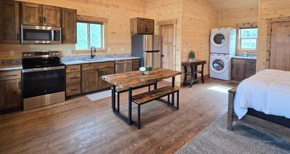 New Luxury One Room Cabin w/King bed and full kitchen with washer/Dryer