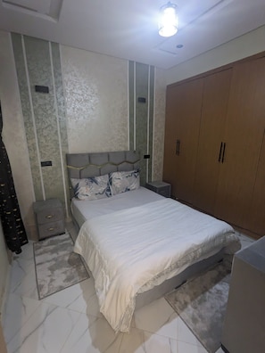 Room - 2-bedroom apartment in tranquil Meknès with cool AC comfort (Meknès)