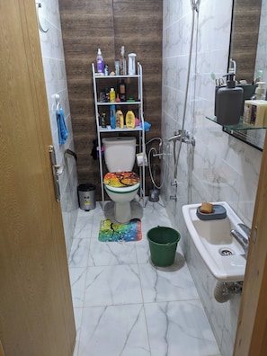 Bathroom - 2-bedroom apartment in tranquil Meknès with cool AC comfort (Meknès)