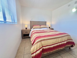 Tabla de planchar con plancha, wifi y ropa de cama 