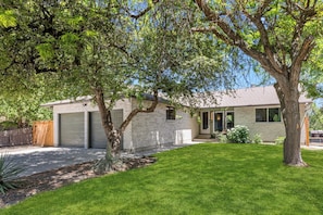 Exterior - 6BR Boise Getaway - Arcade - Bumper Pool - Fire Pit - Sleeps 15+ (Boise)