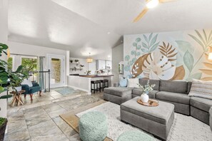 Living area - 6BR Boise Getaway - Arcade - Bumper Pool - Fire Pit - Sleeps 15+ (Boise)