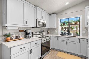 Private kitchen - 6BR Boise Getaway - Arcade - Bumper Pool - Fire Pit - Sleeps 15+ (Boise)