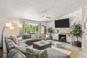 Living area - 6BR Boise Getaway - Arcade - Bumper Pool - Fire Pit - Sleeps 15+ (Boise)