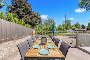 Outdoor dining - 6BR Boise Getaway - Arcade - Bumper Pool - Fire Pit - Sleeps 15+ (Boise)