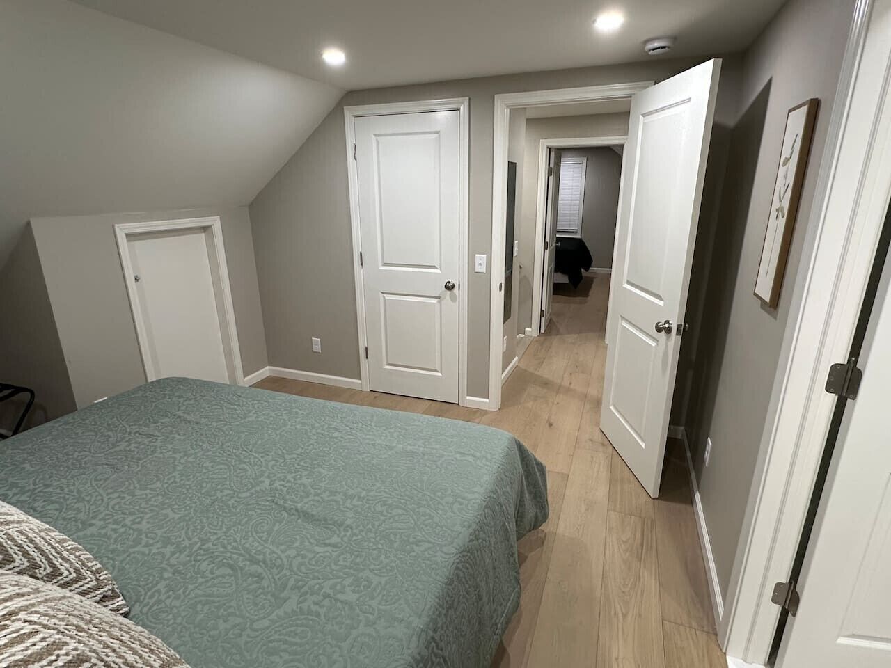 Desk, iron/ironing board, WiFi, bed sheets