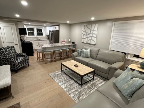 King on-suite 4 Bedroom 3 Bath House Near Stadium