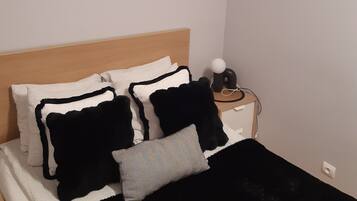 2 bedrooms, iron/ironing board, WiFi