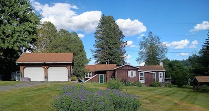 Lakefront 4 bedroom house 8 minutes from Colgate