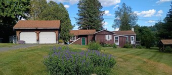 Lakefront 4 bedroom house 8 minutes from Colgate